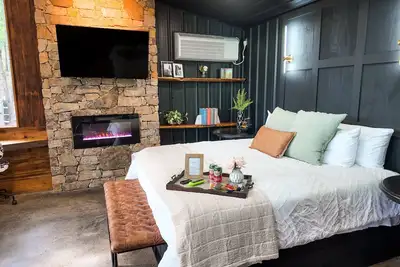 Image de Cozy chalet overlooking our horses and cattle!