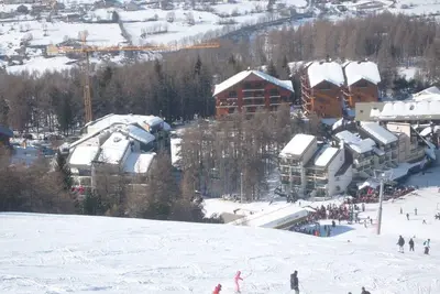 Image de Télésiège à 100 m, skis aux pieds, en Rdc la Joue du Loup studio cabine 4 places