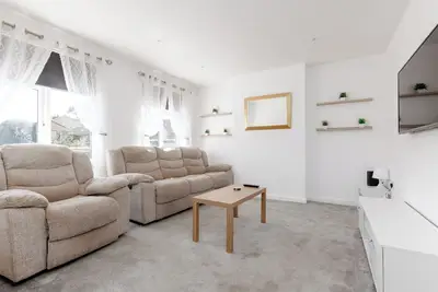 Image de Delightful family home with parking less than 10 minutes to the beach
