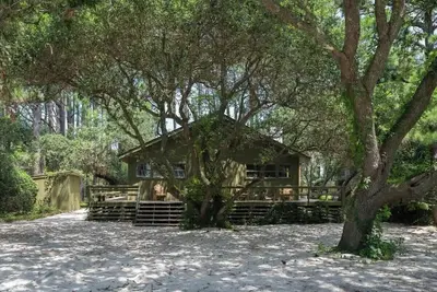 Image de Coastal Beach Cabin, Hot Tub & Walk to Shops!