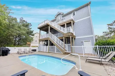 Image de Saltwater Pool, Ev Charger, and Walk to Beach!
