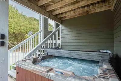 Image de Modern Peaceful 4 Bedroom & Hot Tub!