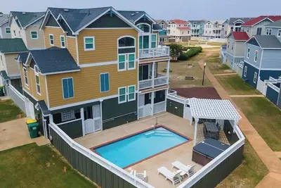 Image de Dog Friendly Gorgeous Corolla Home Pool & Hot Tub