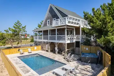 Image de Designer Cottage~New Pool, Hot Tub, Walk to Beach