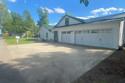 Image de Spacious 4-bedroom house with 3 patios at Indian Lake. Enjoy your stay!