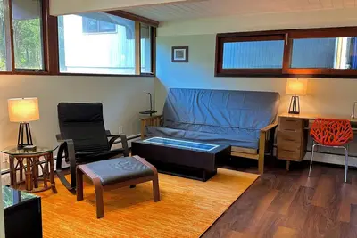 Image de Stay in an historic 1966 deckhouse close to downtown and trails
