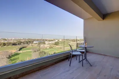 Image de Modern 2br Apartment Offering Picturesque Views