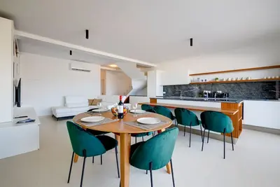 Image de Stylish Duplex in a Tranquil, Central Area