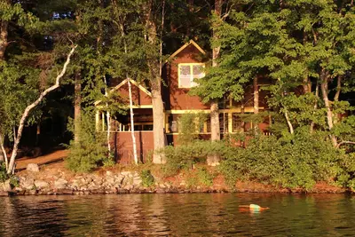 Image de Beautifully maintained, 1905 original lakefront summer home – super pet friendly