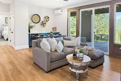 Image de Scenic Wine Country Retreat. Spa Bath + Covered Patio w/ Views