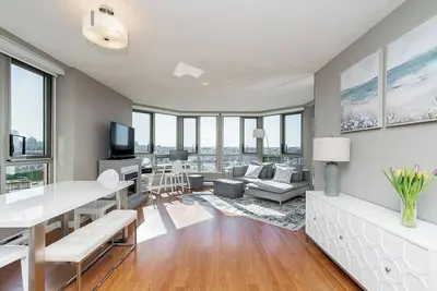 Image de Stylish, fully renovated apartment with stunning views in top location downtown.