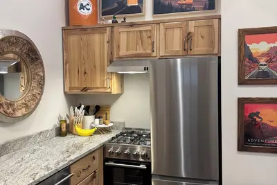 Image de Charming & Cozy Retreat in Newaygo, Mi - The Adventure Cabin