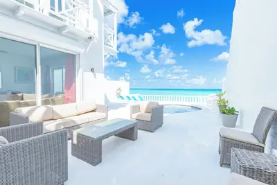 Charming 3-bedroom Ocean Front House - Private Pool - Gated Community