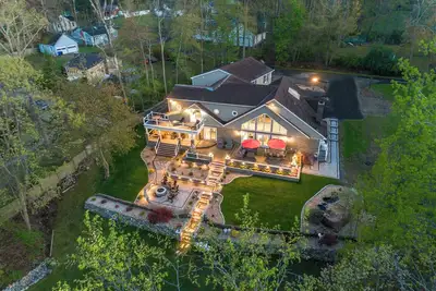 Image de Lakefront Luxury House, with Kayaks, Fire pit, Game Room and Home Theater!