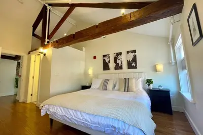 Image de 4 King Suites, Downtown, Outlets, Beach, Historic