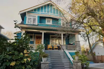 Image de Charming Character Home in Kerrisdale with Hot Tub/Sport and Pickle Ball Court