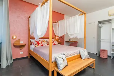 Image de Chambre 'N'amuri' avec vue sur la mer, Wi-Fi et climatisation