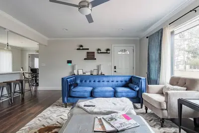Image de King Bed + Wine Fridge + Wfh Workspace + Pets