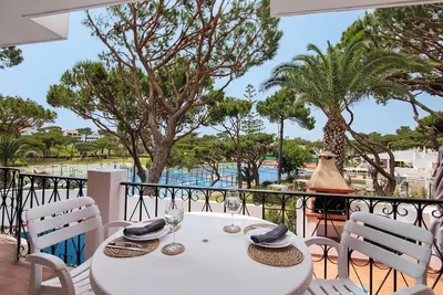 Image de Appartement \"Vue sur le tennis\" avec piscine privée, Wi-Fi et climatisation