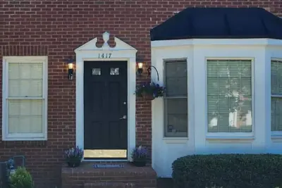 Image de Cozy 2-bedroom townhome offers the perfect blend of comfort and convenience.