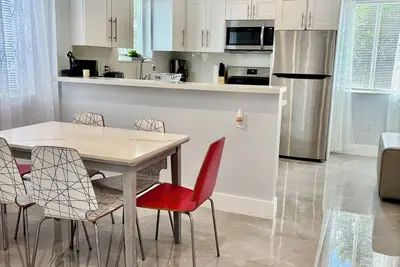 Image de New 1 Beautiful & Modern 3 Bd/2. 5 Bath Apartment