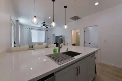 Image de Elegant Casita half Mile to Ua