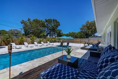 Heated Pool, Close to Beaches