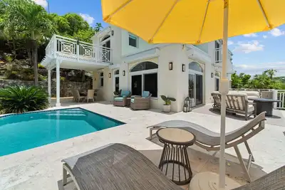 Image de 2 Primary Bedrooms - Pool - Sleeps 10!