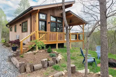 Image de 2-bedroom cabin with WiFi, Ac, gated porch, in tranquil Marshall