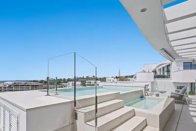 Image de Penthouse avec piscine privée et vue sur mer à Fuengirola