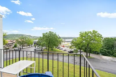 Image de Lakeside Getaway • 2 Queens, Resort Pools, Tiki Bar & Close to Silver Dollar City