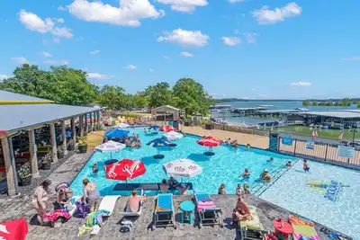 Image de Branson Lakeview King Suite | Steps to Swim-Up Bar & Tiki Vibes