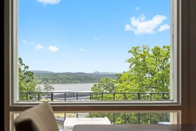 Image de Lakefront Retreat - 2 Queen Beds, Resort Pools & Private Balcony, Near Sdc