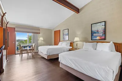 Image de Pet-Friendly Lakeside Comfort + Swim Up Bar, Marina & Tiki Bar