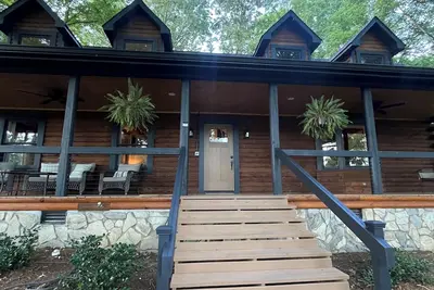 Image de Charming One-Of-A-Kind Log Cabin with Space for Everyone!