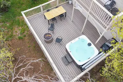 Image de Cozy Mtn Cabin w/ Views, Hot Tub & Firepit, Shuffleboard + Ski/Bike Locker