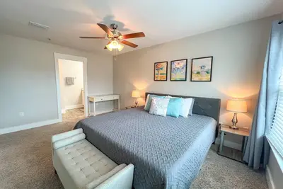 Image de Convenient Location with Community Pool