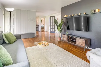 Image de 1 Mi to Uo Campus - Family Home w/ Pool Table!