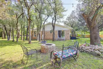Image de 1 Mi to Lake Whitney: Morgan Home w/ Deck!