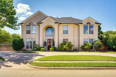 Image de Explore & Unwind: Charming Bedford Apartment