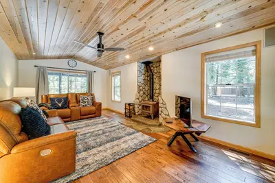 Image de Truckee Retreat 1/2 Mi to Tahoe Donner Skiing