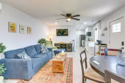 Image de 1 Mi to Pleasure Pier: Walkable Home in Galveston