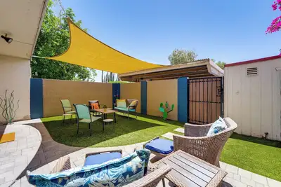 Image de 1. 5 Mi to Old Town Scottsdale: Unit w/ Fenced Yard
