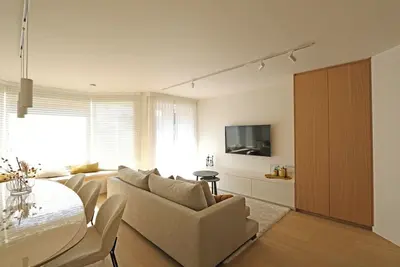 Image de Appartement avec vue latérale sur la mer