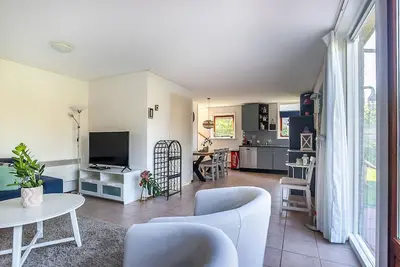 Image de Maison avec une véranda près du village nautique
