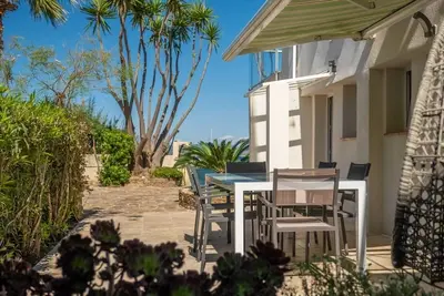 Image de Vacation apartment with garden 5m from the water, ideal for families and water sports enthusiasts.