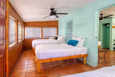 Image de Cozy Cabin Nestled Along the Beautiful Frio River With a Deep Swimming Hole