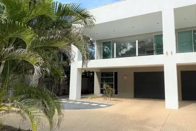 Image de Luxurious 3br Beachfront Retreat | Stylish Coastal Living Steps from the Sand