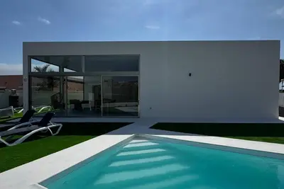 Image de Villa for 10 with heated pool, Bbq, WiFi & A/C