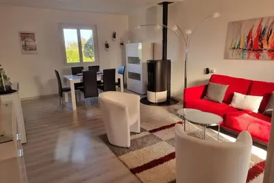 Image de Maison avec jardin arboré, Quartier très calme à 20 min à pied de la plage.